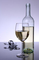 Glas Weißwein mit Flasche und Korkenzieher