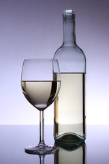 Glas Weißwein mit Flasche