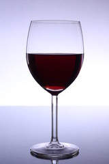 Glas Rotwein auf schwarzem Untergrund