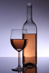 Glas Rosé Wein mit Flasche, dunkel
