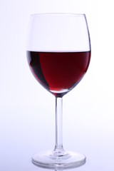 Glas Rotwein auf spiegelnder Oberflache