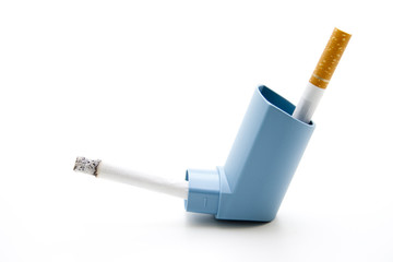 Inhaler mit Zigarette