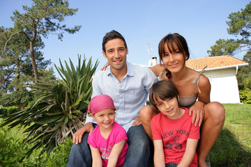 Parents et enfants souriants dans un jardin