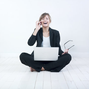 femme d'affaires assise en tailleur