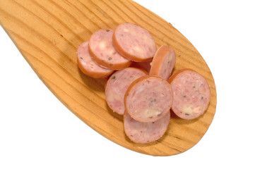 Wurstscheiben auf einem Holzlöffel