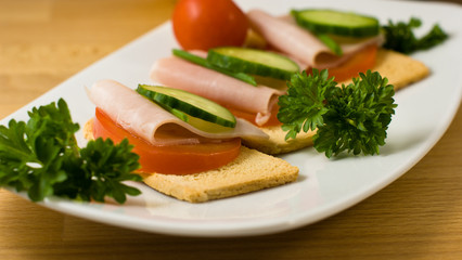 Crunchy toasts with ham and vegetables