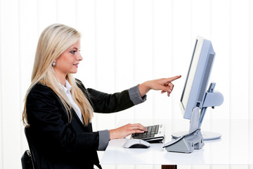 Frau mit Computer im Büro