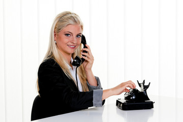 Frau mit antikem Telefon