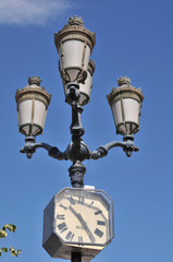 Fototapeta na wymiar horloge de ville