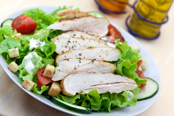 Cäsar Salat mit Hühnerbrust