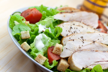 Cäsar Salat mit Hühnerbrust