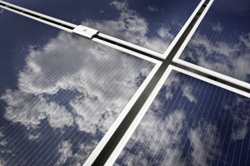 Solarpanel mit Wolken