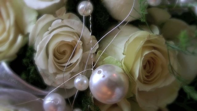 wei&szlig;e Rosen mit Perlen