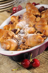 Auflauf mit Puderzucker bestreuen