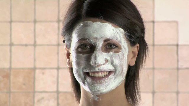 Ritratto di giovane donna con maschera sul viso