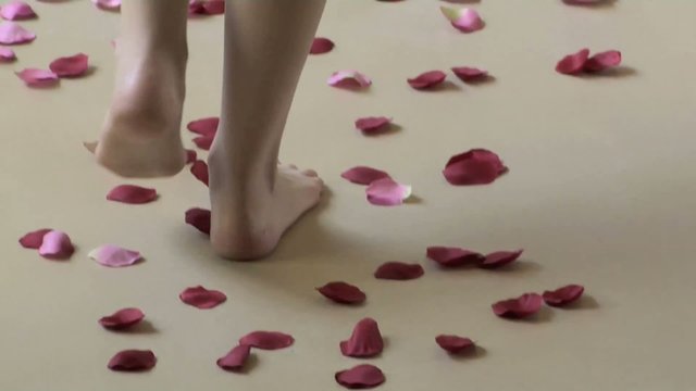 donna petali di fiore e spa