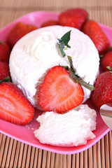 Desert,Quark mit Erdbeeren
