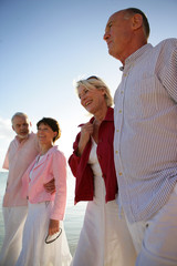 groupe de seniors à la plage