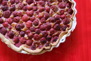 tarte fraise rhubarbe sur fond rouge
