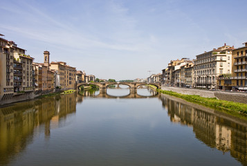 Fototapeta na wymiar Most nad rzekę Arno we Florencji we Włoszech