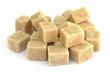des morceaux de sucre brun