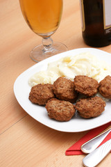 kartoffelsalat und mini frikadellen