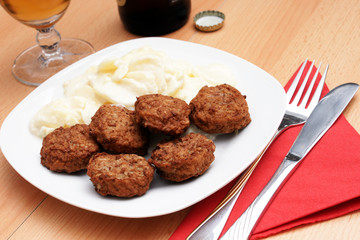 kartoffelsalat und mini frikadellen