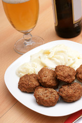 kartoffelsalat und mini frikadellen