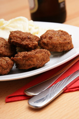 kartoffelsalat und mini frikadellen