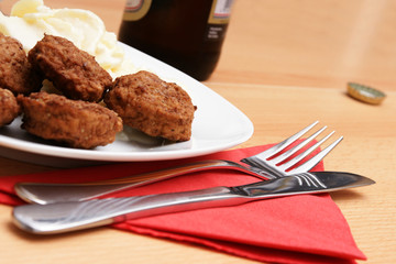 kartoffelsalat und mini frikadellen