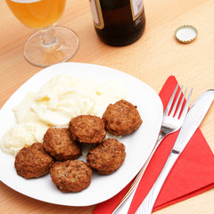 kartoffelsalat und mini frikadellen