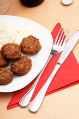 kartoffelsalat und mini frikadellen