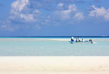 pêcheurs maldivien dans un lagon