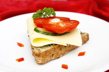 Belegtes Brötchen mit Käse