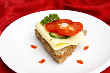 Belegtes Brötchen mit Käse