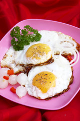 Spiegeleier mit Gemüse