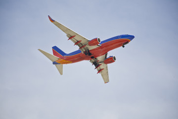Fototapeta na wymiar Boeing 737 samolot pasażerski w locie