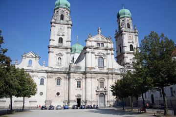 Fototapeta na wymiar Dom St Stephan w Passau