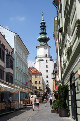 Obraz premium Michaelstor mit Restaurants in Bratislava (Slowakei)