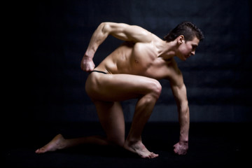Naklejka premium muscular man posing artistic