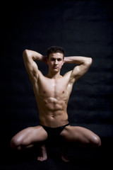 Fototapeta na wymiar muscular man posing artistic