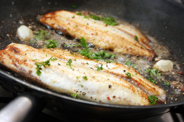 Tilapia-Fischfilet in der Pfanne