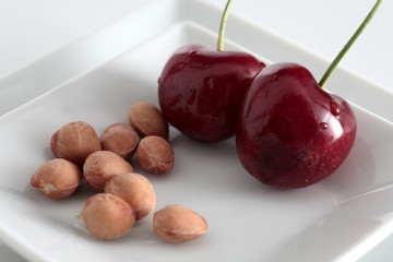 Kirschen und Kerne auf weiss