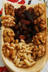 Noci pinoli e uva passa