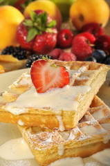 Gebackene Waffeln mit Vanillespße und Früchten