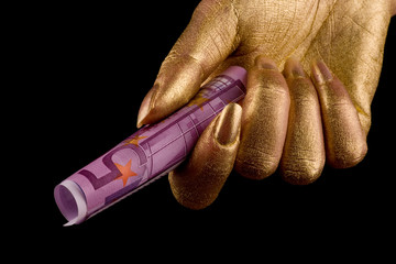 500 Euro zwischen goldenen Fingern