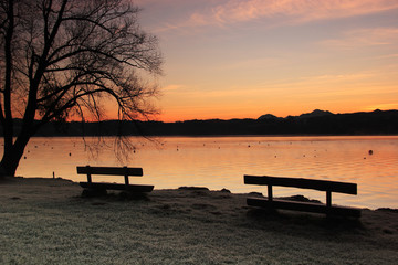 Sonnenaufgang am Simssee bei Rosenheim.