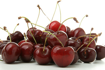tas de cerises sur fond blanc