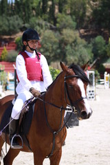 niña a caballo en concurso hípico esperando entrega premio