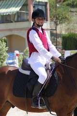ni&ntilde;a a caballo en concurso h&iacute;pico